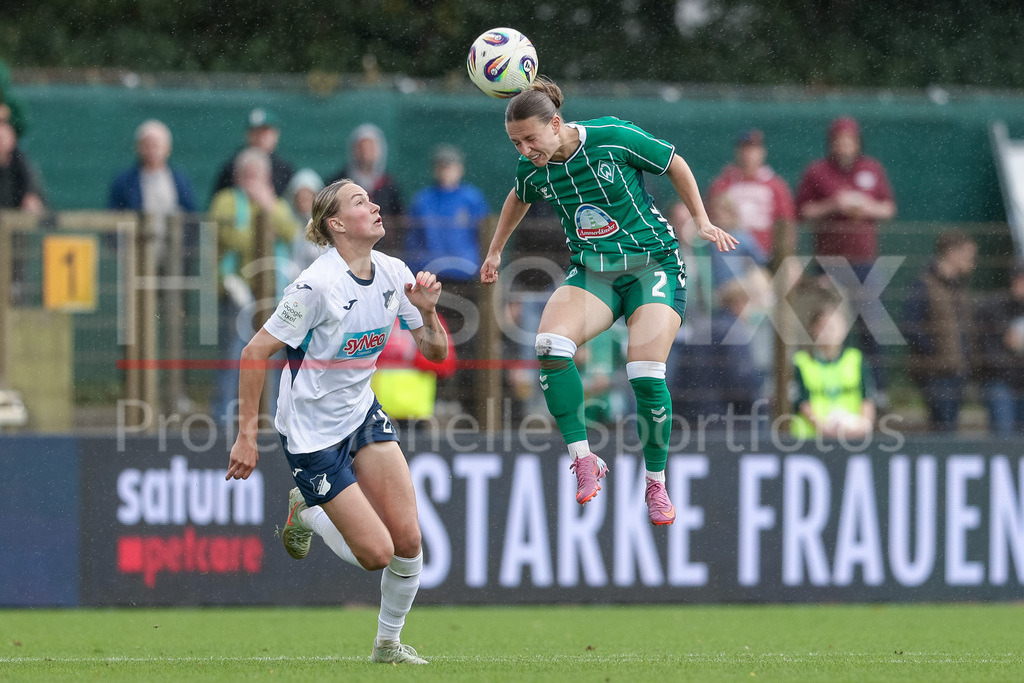 Fussball, Google Pixel Frauen-Bundesliga, SV Werder Bremen - TSG 1899 Hoffenheim | v.li.: Feli Delacauw (TSG 1899 Hoffenheim, 24) und Chiara D Angelo (SV Werder Bremen, 2) im Kopfballduell, Kopfball, Zweikampf, Action, Aktion, Spielszene, DIE DFB-RICHTLINIEN UNTERSAGEN JEGLICHE NUTZUNG VON FOTOS ALS SEQUENZBILDER UND/ODER VIDEOÄHNLICHE FOTOSTRECKEN. DFB REGULATIONS PROHIBIT ANY USE OF PHOTOGRAPHS AS IMAGE SEQUENCES AND/OR QUASI-VIDEO.