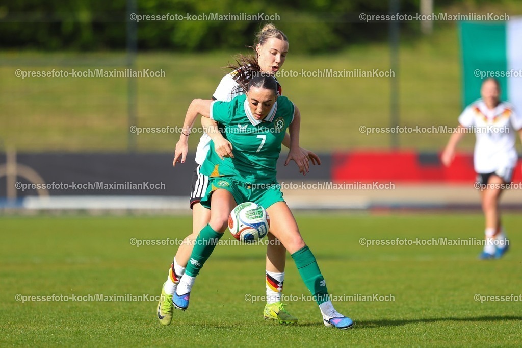 xKWIx10042601076 | 2026.04.10, xkwix, Fußball, UEFA Women's UNDER 19 Championship qualification, Republic of Ireland - Germany, Uhlenkrugstadion, Runde 2 1.Spieltag, Saison 2025 / 2026: Zoe Schick(Deutschland U19 Frauen #7) im Zweikampf gegen Ella Kelly (Irland U19 Frauen #7) DFB regulations prohibit any use of photographs as image sequences and or quasi-video. Photo: xKamilxWilkowskixPressefotoKochx