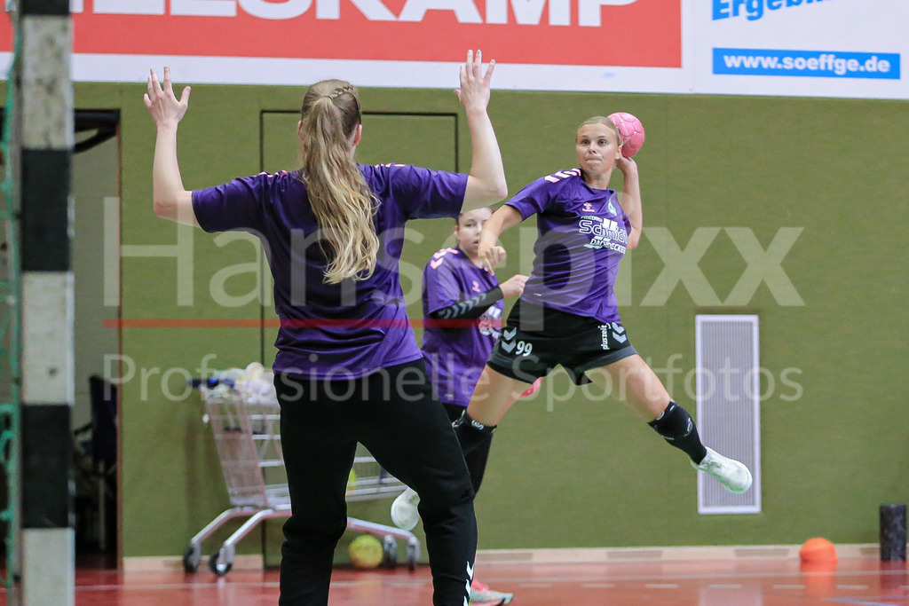 Handball, 2. Bundesliga Frauen, Training SV Werder Bremen | v.li.: Vanessa Plümer (SV Werder Bremen, 15) beim Wurf, am Ball, Spielszene, Aktion, Action