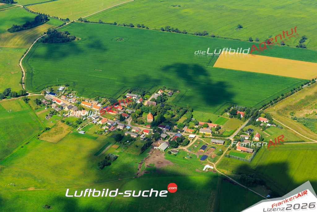 Die Luftaufnahme der Stadt Sarnow wurde vom UL-Flugzeug heraus erstellt ( keine Drohne )- hohe Auflösung für beste Qualität