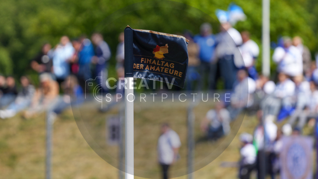 Fußball, Herren, Saison 2024/2025, Finaltag der Amateure 2025, Landespokal Brandenburg, Finale, VfB 1921 Krieschow vs. RSV Eintracht 1949, Samstag 24.05.2025, Volksparkstadion Neuruppin, | Fußball, Herren, Saison 2024/2025, Finaltag der Amateure 2025, Landespokal Brandenburg, Finale, VfB 1921 Krieschow vs. RSV Eintracht 1949, Samstag 24.05.2025, Volksparkstadion Neuruppin, Im Bild: Die Eckfahne mit Fahnentuch des Finaltag der Amateure - Realisiert mit Pictrs.com