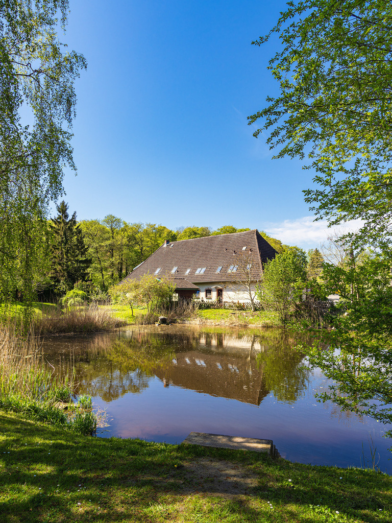 Teich und Haus mit Bäumen in Althof | Teich und Haus mit Bäumen in Althof.