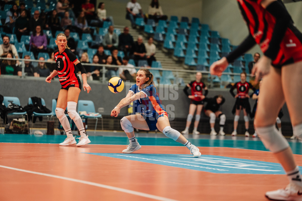Volleyball | Frauen | Saison 2025/2026 | Volleyball Bundesliga | ETV Hamburger Volksbank Volleys vs. VfB Suhl LOTTO Thüringen | 07.03.2026 | Sarah Stiriz (#4, ETV Hamburger Volksbank Volleys) nimmt den Ball an