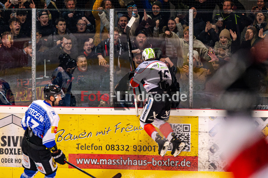 HC Landsberg Riverkings vs TSV Peißenberg Miners | Eishockey Bayernliga 2023/2024, HC Landsberg Riverkings vs TSV Peißenberg Miners, 20231217,
Jubel der Zuschauer nach Tor von Ryan MURPHY (Miners 15),
2023-12-17 in Landsberg (Eisstadion)
15 Ryan MURPHY (Miners 15)
Copyright: WolfgangxLindner foto-lindner.de