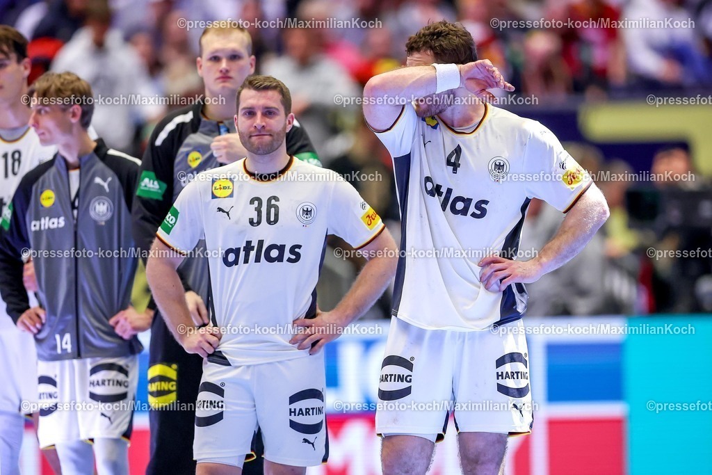 EHF17012602092 | 17.01.2026, Handball, Men's EHF EURO 2026, Deutschland - Serbien, Jyske Bank Boxen in Herning, Dänemark, Preliminary Round: Enttäuschte Gesichter nach der Niederlage von Deutschland gegen Serbien.  Mathis Häseler (Germany #14)  David Späth (Germany #01)  Lukas Mertens (Germany #36)  Johannes Golla (Germany #04) 