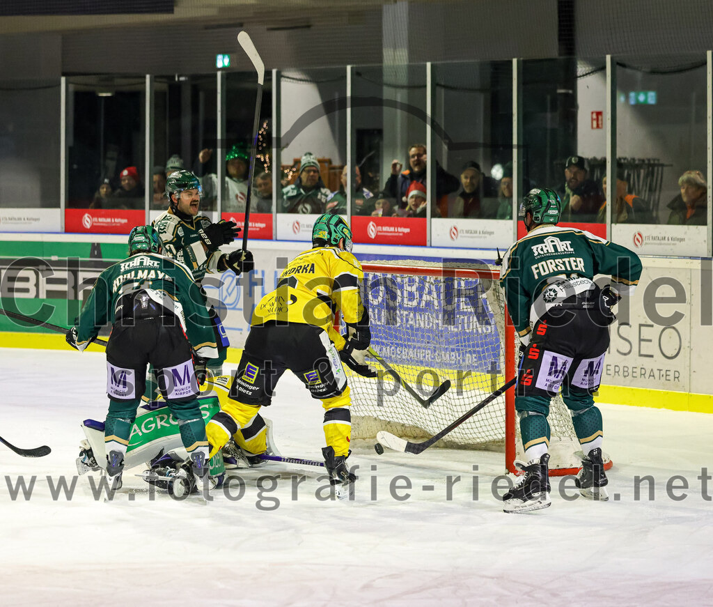 2025-12-19_116_TSV_Erding_gegen_Toelzer_Loewen | Erding, Deutschland, 19.12.2025:Eishockey, Oberliga Süd 2025 / 2026, 27. Spieltag, TSV Erding gegen Tölzer Löwen, Endergebnis: 2:5Erik Modlmayr (Erding Gladiators, #21), Marco Pfleger (Erding Gladiators, #47), Torwart Matthias Bittner (Tölzer Löwen, #32), Maximilian Forster (Erding Gladiators, #81)Foto: Christian Riedel / fotografie-riedel.net
