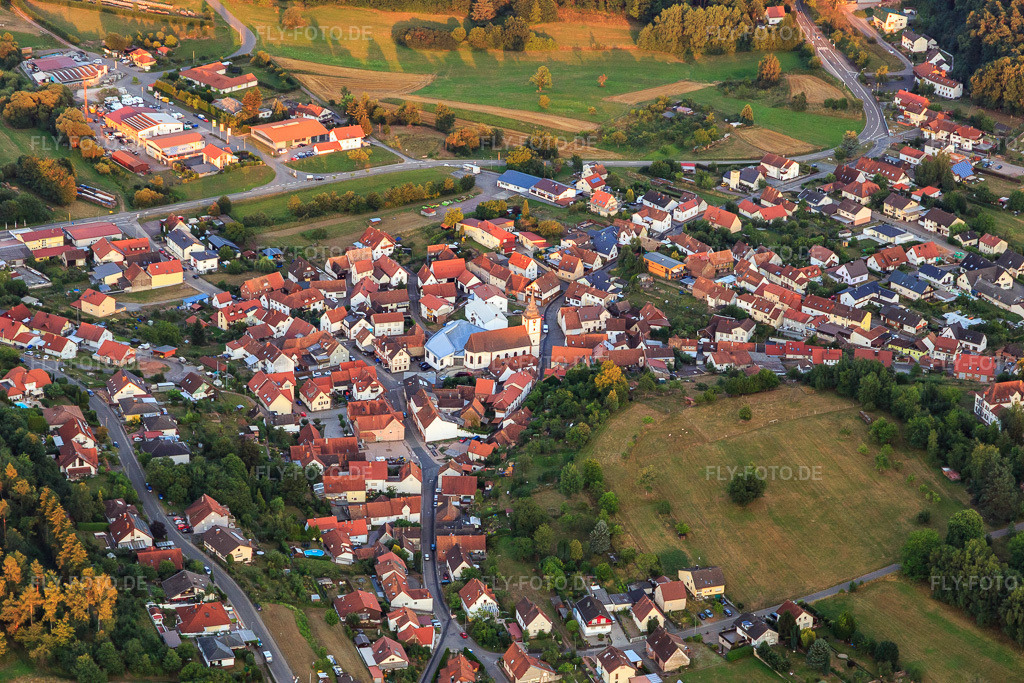 Luftbild: Kath. Kirche St. Cyriakus im Ortsteil Gossersweiler in Gossersweiler-Stein im Bundesland Rheinland-Pfalz in Deutschland. Foto: IMG_109272.jpg vom 27.07.2018 durch Werner Riehm/FLY-FOTO.de