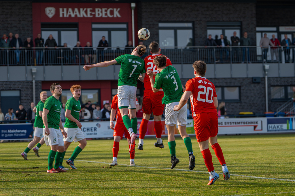 Fußball I Herren I Saison 2025-2026 I Bezirksliga Weser-Ems 4 I 22. Spieltag I Vfl Oythe  - SV Bethen I 7183 | jns.sportfotos - Realisiert mit Pictrs.com