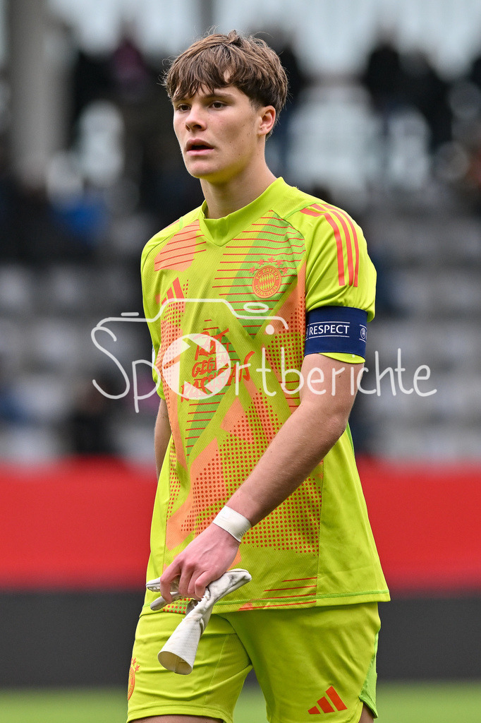 FC Bayern München U19 - TSV 1860 München U19 | Im Bild Leon KLANAC (FC Bayern München #1) / Freisteller / Einzelfoto / U19 DFB Nachwuchsliga: FC Bayern Muenchen U19 - TSV 1860 Muenchen U19, FC Bayern Campus am 02.11.2024