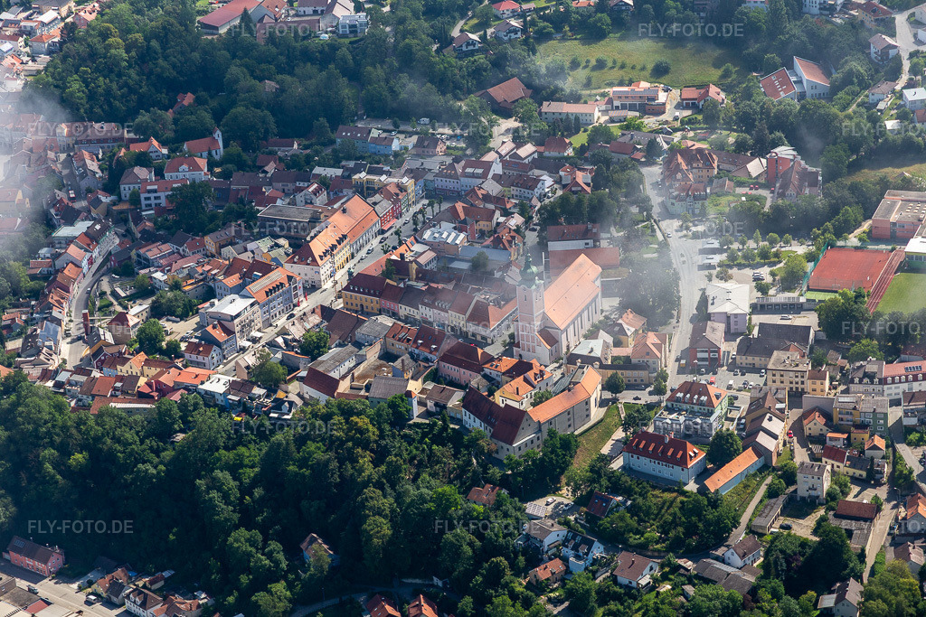 Luftbild: Oberer Stadtpl. mit Stadtpfarrkirche Mariä Himmelfahrt an der Isar im Ortsteil Zanklau in Landau im Bundesland Bayern in Deutschland. Foto: IMG_132734.jpg vom 02.07.2022 durch Werner Riehm/FLY-FOTO.deSuchformular - Wonach suchen Sie?
