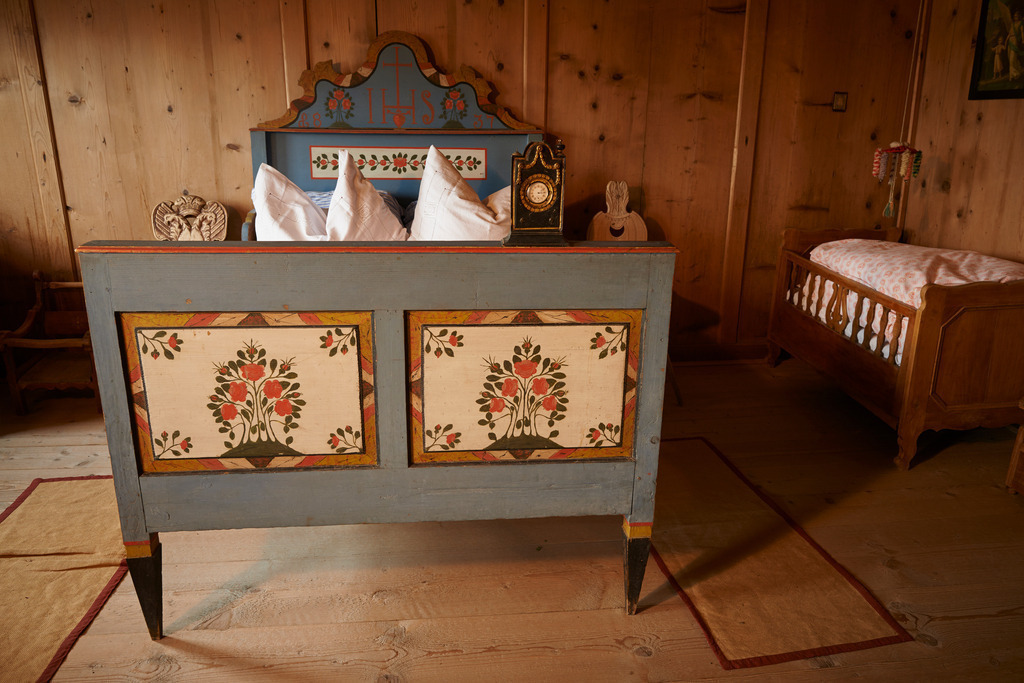Ehebett und Kinderbett im Schlafzimmer | Schwarzenberg, Austria - November 04, 2013: Heimatmuseum Schwarzenberg im Bregenzerwald;  Ehebett und Kinderbett im Schlafzimmer. - Realisiert mit Pictrs.com