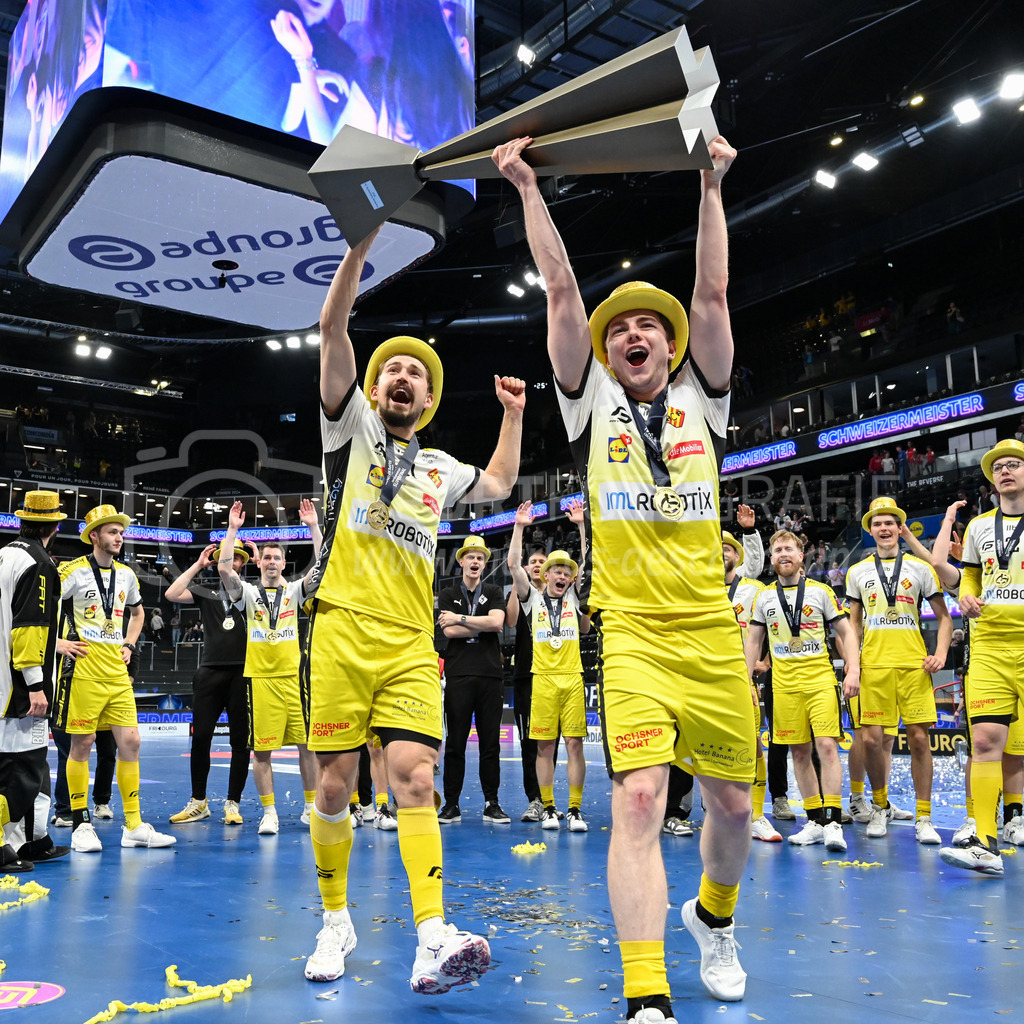 Zug United - HC Rychenberg - 25. April 2026 | Tim Aeschimann (#81 HC Rychenberg Winterthur) und Kimo Oesch (#9 HC Rychenberg Winterthur) mit dem Pokal am L-UPL Superfinal-Spiel zwischen Zug United und HC Rychenberg am 25. April 2026 in der BCF Arena, Fribourg, Schweiz.Bild: Sportfotografie Markus Aeschimann | www.markus-aeschimann.ch - Realisiert mit Pictrs.com