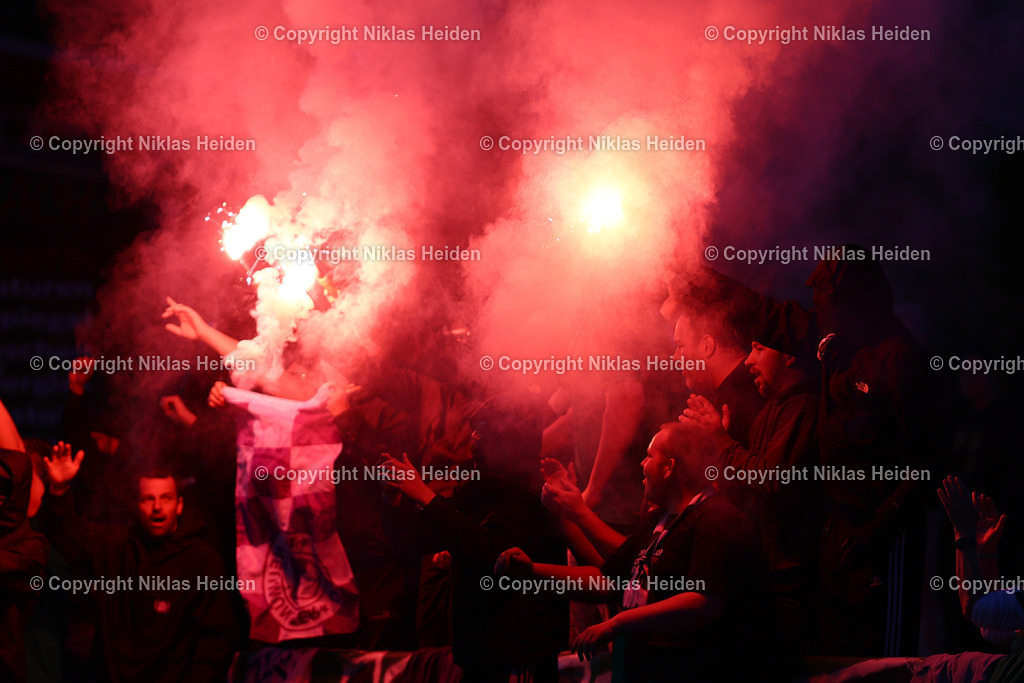 NH_PSVUnionNeumünster_VfRNeumünster_KreispokalKFVHolstein_30042025 | Die Ultras des PSV Union Neumünster zündeten nach Spielende Pyrotechnik.Fußball I Herren I Kreispokal KFV Holstein I Saison 2024-2025 I Halbfinale I PSV Union Neumünster - VfR Neumünster I 30.04.2025 I Sportplatz Stettiner Straße