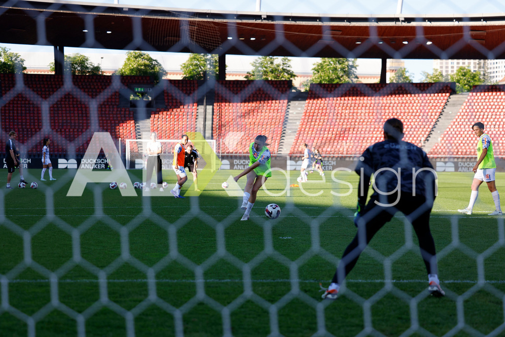 GC Zürich vs FC Zürich - AXA Women’s Super League Playoffs - Stadion Letzigrund | GIULIA LOOSER of Grasshopper Club Zürich before the AXA Women’s Super League Playoffs quarter-final second leg between GC Zürich and FC Zürich at Stadion Letzigrund, Zurich, Switzerland. - Realisiert mit Pictrs.com