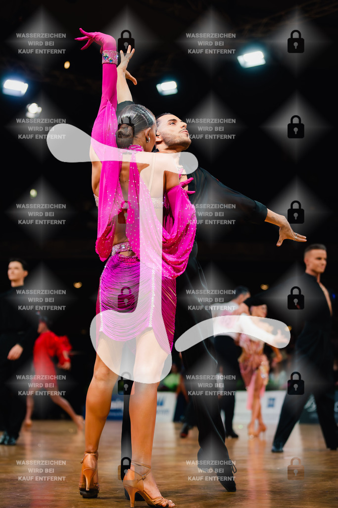 GOC 2025 - WDSF GrandSlam Latin 54th-55th (198) Alessandro Cunsolo _ Isabel Kezia Varalta (Netherlands)-2025-08-23-1379 | Webshop for digital downloads and prints of dance sport, event & show photographer Julian Link - Realisiert mit Pictrs.com