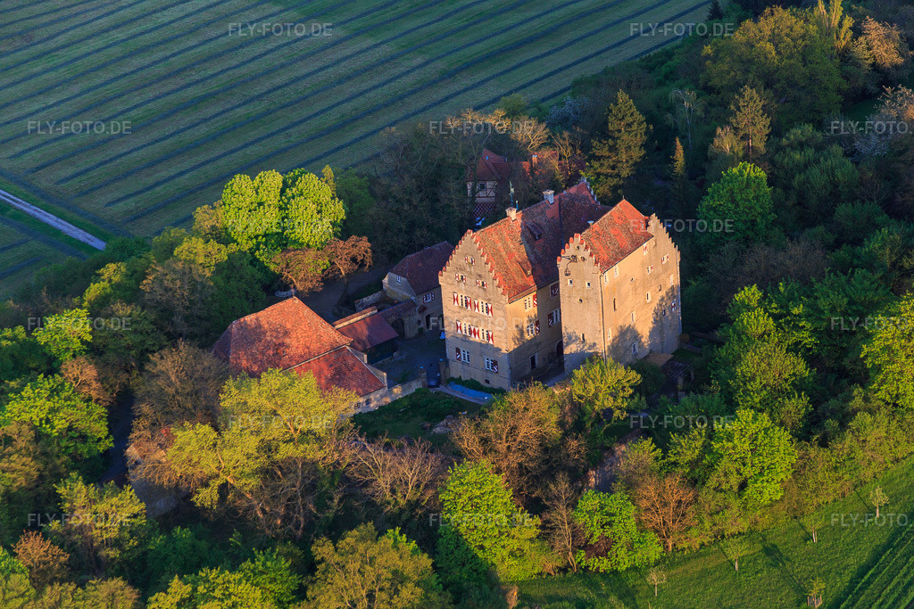 Luftbild: Schloss Klingenberg in Wipfeld im Bundesland Bayern in Deutschland. Foto: IMG_087866.jpg vom 05.05.2016 durch Werner Riehm/FLY-FOTO.de