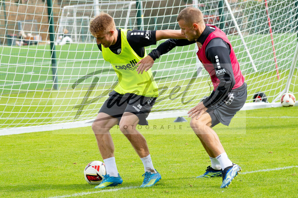 20260909_TRAOSN_0241 | Fußball, Herren: Fridolin Wagner (VfL Osnabrück) und Adrian Beck (VfL Osnabrück) im Zweikampf beim Training des VfL Osnabrück am 09.09.2026 im Sportpark Illoshöhe in Osnabrück, Deutschland.(Foto von Nico Paetzel) - Realisiert mit Pictrs.com
