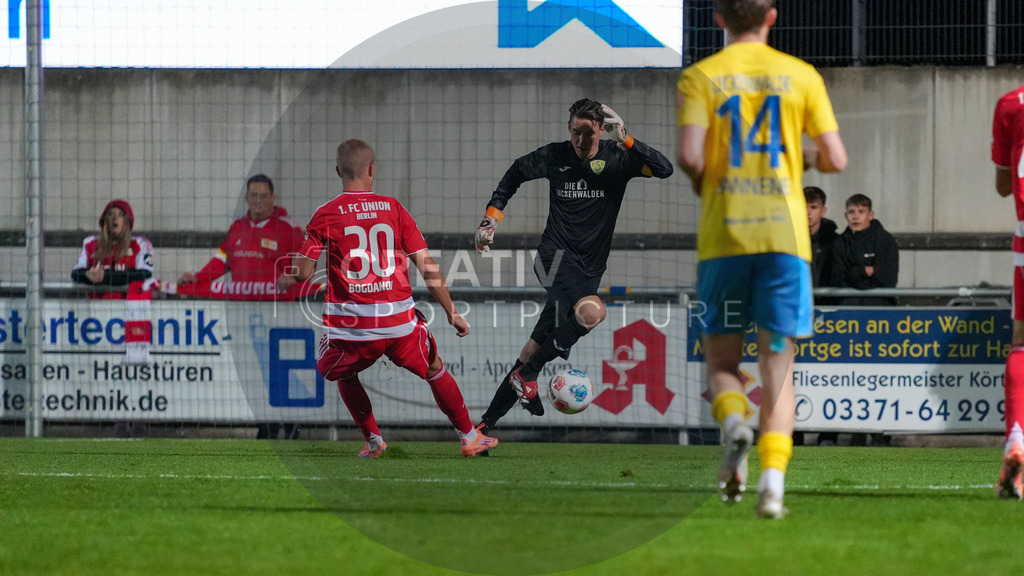 Fußball, Herren, Saison 2025/2026, Testspiel, Freundschaftsspiel, FSV 63 Luckenwalde vs. 1.FC Union Berlin, Mittwoch 08.10.2025, Werner-Seelenbinder-Stadion Luckenwalde, | Fußball, Herren, Saison 2025/2026, Testspiel, Freundschaftsspiel, FSV 63 Luckenwalde vs. 1.FC Union Berlin, Mittwoch 08.10.2025, Werner-Seelenbinder-Stadion Luckenwalde, Im Bild: Dmytro Bogdanov (l. Union) und Kevin Tittel (r. Luckenwalde) - Realisiert mit Pictrs.com