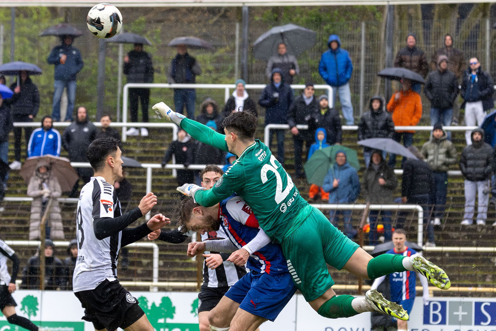 Fußball, Oberliga Baden-Württemberg 2025/26, 25. Spieltag: VfR Mannheim gegen VfR Aalen | Fußball, Oberliga Baden-Württemberg 2025/26, 25. Spieltag: VfR Mannheim gegen VfR Aalen***Maximilian Otto (22, Aalen) klärt entschlossen - Realisiert mit Pictrs.com