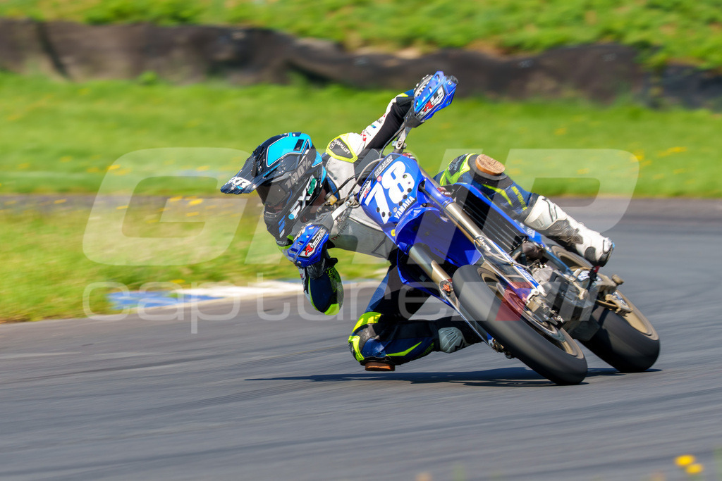 G-Cup + Supermoto Staatsmeisterschaft + Hungarian Supermoto Championship | GRIPcapture steht für authentische Sportfotografie in Österreich – für Momente, die mehr sind als Geschwindigkeit oder Ergebnis. Es geht um Emotion, Spannung, Fokus und den Augenblick, der oft nur einen Wimpernschlag dauert.Ob Motorsport, Teamsport oder 