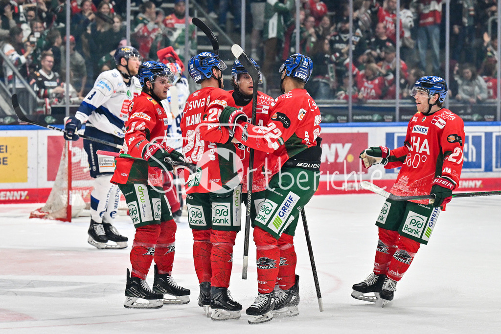 Augsburger Panther - Iserlohn Roosters | Jubel der Panther nach dem Treffer zum 1-0 durch Tim WOHLGEMUTH (Augsburger Panther 33) / Tor / Torschuetze / Freude / Happy / Penny DEL: Augsburger Panther - Iserlohn Roosters; Curt Frenzel Stadion am 21.09.2025