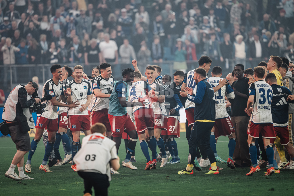 Fußball | Männer | Saison 2023/2024 | 2. Fußball-Bundesliga | 32. Spieltag | Hamburger SV vs. FC St. Pauli  | 03.05.2024 | Feier beim Team des HSV