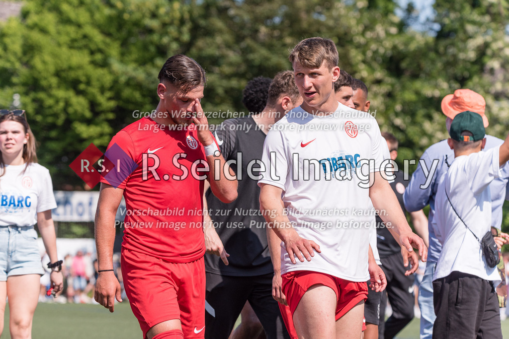 Fußball, Saison 2022/23, Aufstiegsrunde Regionalliga Nord, Eimsbütteler TV - FC Kilia Kiel, ETV-Sportzentrum Hoheluft (Hamburg), 04.06.2023, 2. Spieltag | Dominik Akyol (#9, ETV), Finn Xaver Schütt (#20, ETV)