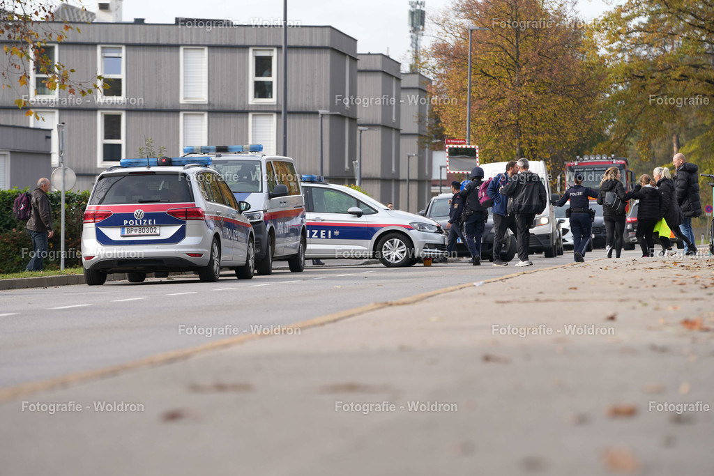 20221111 Amoklauf in Mittelschule Haselstauden | DORNBIRN, OESTERREICH - 11. NOVEMBER: Polizeieinsatz waehrend des Amoklaufs in der Mittelschule Haselstauden in Mittelschule Haselstauden on November 11, 2022 in Dornbirn, Austria.