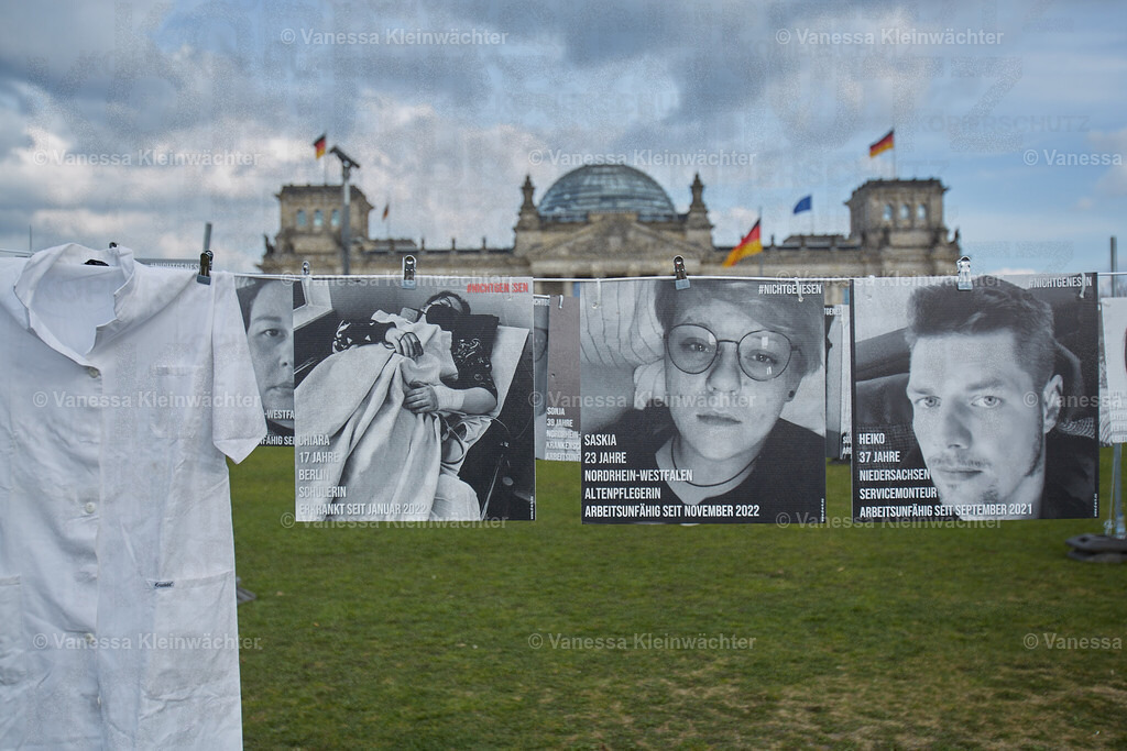 #NichtGenesen am Bundestag zum International LongCovid Awareness Day 2024 | Mit Fotos von arbeitsunfähigen Betroffenen fordert die Initiative #NichtGenesen anlässlich des International LongCovid Awareness Day am 15.03.2024 vor dem Reichstag mehr Geld für Forschung und soziale Absicherung. Bundesgesundheitsminister Karl Lauterbach und weitere MdBs sprechen mit den Demonstrant*innen. - Realisiert mit Pictrs.com