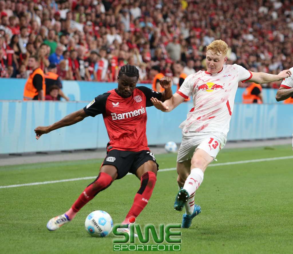 1.Fussball-Bundesliga  :    Bayer 04 Leverkusen--RB Leipzig   2.Spltg. | 31.08.2024.2024; Fussball; GER;  Saison 2024/2025 ; 1.Bundesliga;  2.Spieltag. :  Bayer 04 Leverkusen-- RB Leipzig  :     Nicolas Seiwald (13/RBL)  versucht sein Bestes gegen  Nathan Tella (19/B04).DFL REGULATIONS PROHIBIT ANY USE OF PHOTOGRAPHS AS IMAGE SEQENCES AND/OR QUASI-VIDEO. - Realisiert mit Pictrs.com