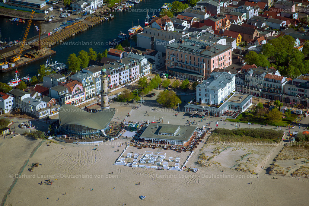 3801329 | Warnemünde Sitzbänke der Freiluft- Gaststätten Gebäude - Ensemble Leuchtturm - Teepott am Sandstrand im Ortsteil Warnemünde in Rostock im Bundesland Mecklenburg-Vorpommern, Deutschland. Weiterführende Informationen bei: Teepott-Restaurant,  w.Holz GmbH Gastronomie &amp; Catering-Team. // Tables and benches of open-air restaurants building - Ensemble Leuchtturm - Teepott in the district Warnemuende in Rostock in the state Mecklenburg - Western Pomerania, Germany. Further information at: Teepott-Restaurant,  w.Holz GmbH Gastronomie &amp; Catering-Team. Foto: Gerhard Launer