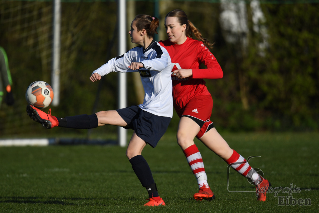 SV Eintracht Wildenloh-JSG friEdA | B-Juniorinnen Bezirksliga Staffel A; SV Eintracht Wildenloh (weiß)-JSG FriEdA (rot) am 19.04.2023; in Wildenloh (A-Platz), Photo: Philip Eiben 2023 - Realisiert mit Pictrs.com