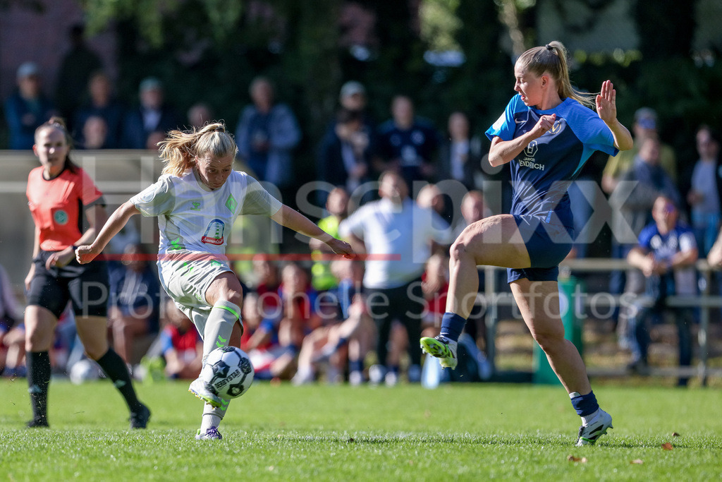 Fussball, DFB-Pokal Frauen, SC Victoria Hamburg - SV Werder Bremen | v.li.: Ricarda Walkling (SV Werder Bremen, 13) und Jara Schofeld (SC Victoria Hamburg, 18) im Zweikampf, Duell, Dynamik, Aktion, Action, Spielszene, DIE DFB-RICHTLINIEN UNTERSAGEN JEGLICHE NUTZUNG VON FOTOS ALS SEQUENZBILDER UND/ODER VIDEOÄHNLICHE FOTOSTRECKEN. DFB REGULATIONS PROHIBIT ANY USE OF PHOTOGRAPHS AS IMAGE SEQUENCES AND/OR QUASI-VIDEO.