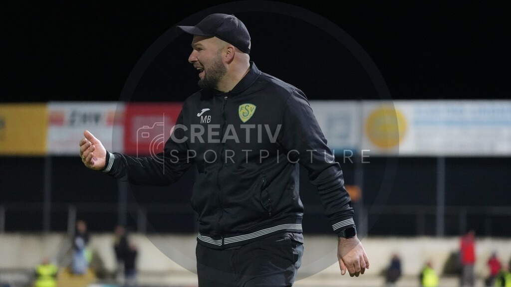 Fußball, Herren, Saison 2025/2026, Regionalliga Nordost, 13. Spieltag, FSV 63 Luckenwalde vs. SV Babelsberg 03, Freitag 24.10.2025, Werner-Seelenbinder-Stadion Luckenwalde, | Fußball, Herren, Saison 2025/2026, Regionalliga Nordost, 13. Spieltag, FSV 63 Luckenwalde vs. SV Babelsberg 03, Freitag 24.10.2025, Werner-Seelenbinder-Stadion Luckenwalde, Im Bild: Michael Braune (Trainer Luckenwalde) - Realisiert mit Pictrs.com