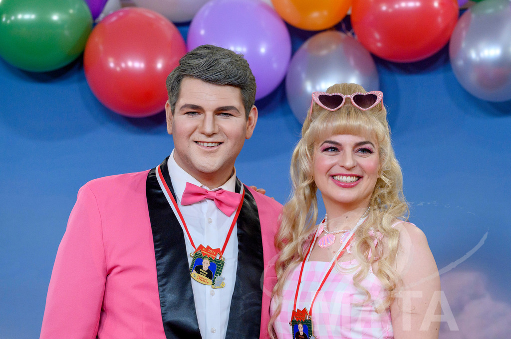 _DWA1756 | Politikerin Katharina Schulze (Grüne) mit ihrem Stellvertreter Johannes Becher (links) bei der TV-Sendung Fastnacht in Franken 2024. Veitshöchheim, 02.02.2024 Bayern Deutschland - Realisiert mit Pictrs.com