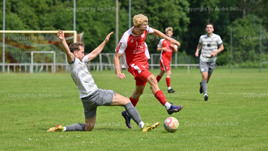 TSV Bordesholm vs Preetzer TSV | Toni Franke (Bordesholm #19) / Jan Tonn (Preetz #5) / Fußball-Landesliga Holstein Männer 2024/2025 / TSV Bordesholm vs Preetzer TSV / Sportanlage Platz A / Bordesholm / 31.05.25 - Realisiert mit Pictrs.com