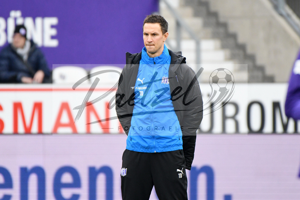 20200208_OSNFCN_0019 | Fußball, Herren: Co-Trainer Tim Danneberg (VfL Osnabrueck) schaut waehrend des Spiels der 2. Bundesliga zwischen VfL Osnabrueck und 1. FC Nuernberg im Stadion an der Bremer Bruecke am 08.02.2020 in Osnabrueck, Deutschland.DFB / DFL REGULATIONS PROHIBIT ANY USE OF PHOTOGRAPHS AS IMAGE SEQUENCES AND/OR QUASI-VIDEO. - Realisiert mit Pictrs.com