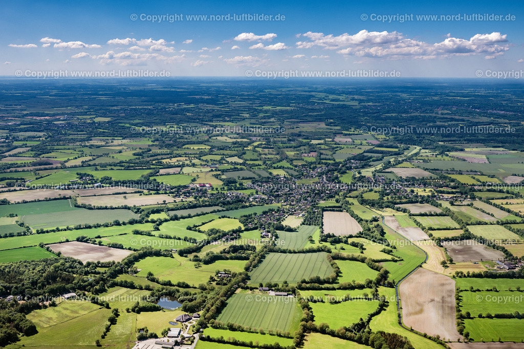 Schmalfeld_ELS_8047030622 | SCHMALFELD 03.06.2022 Strukturen auf landwirtschaftlichen Feldern in Schmalfeld im Bundesland Schleswig-Holstein, Deutschland. // Structures on agricultural fields in Schmalfeld in the state Schleswig-Holstein, Germany. Foto: Martin Elsen