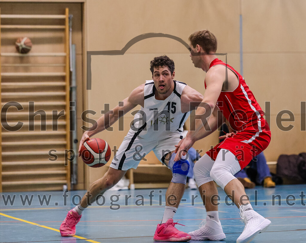 2025-12-06_044_TSV_Vaterstetten_gegen_MTV_1879_Muenchen | Vaterstetten, Deutschland, 06.12.2025:Basketball, 2. Regionalliga Süd 2025 / 2026, 9. Spieltag, TSV Vaterstetten gegen MTV 1879 München, Endergebnis: 58:83Leon Gottlöber (TSV Vaterstetten, #15), Peter Hendron (MTV 1879 München, #21)Foto: Christian Riedel / fotografie-riedel.net