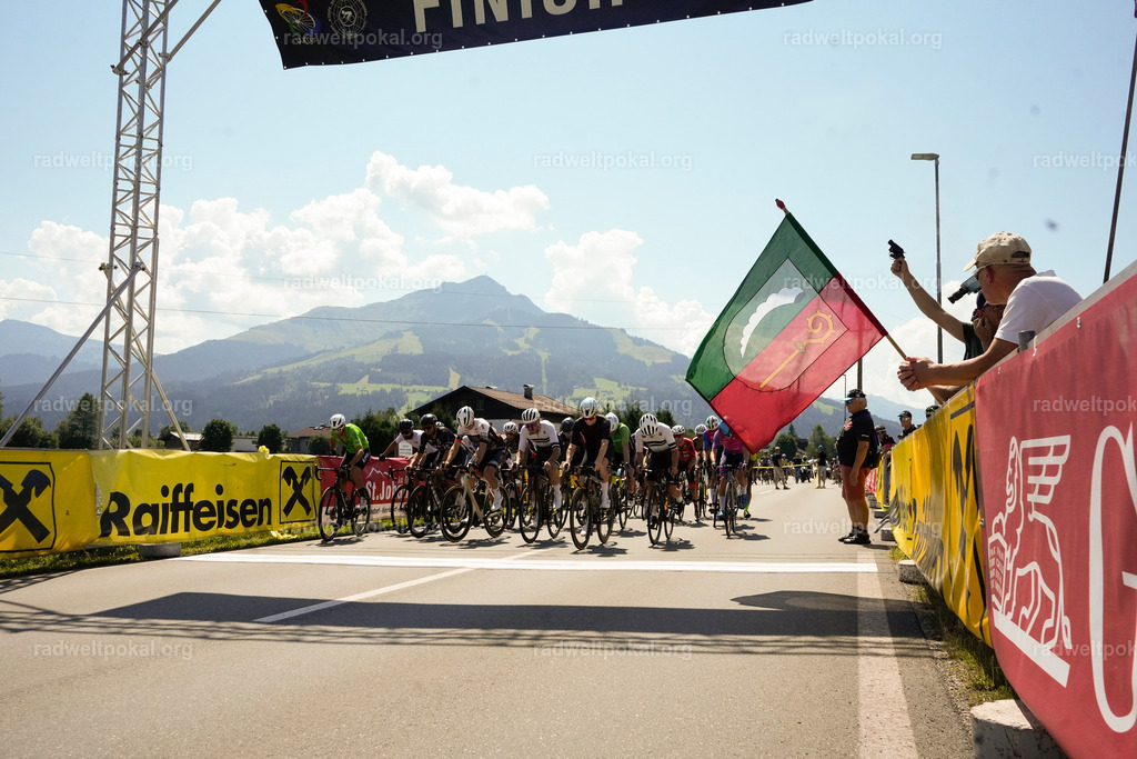 110_20230817_Bewerb_Maenner_Muehlanger | AUT - OESTERREICH, 2023-08-16: SPORT RENNRAD-FAHREN - 55. INTERNATIONALER RADWELTPOKAL IN ST. JOHANN IN TIROL  - Vintage-Radrennen mit WM-Bronze-Medaillen-Siegerin Christina Schweinberger, den Teilnehmer und Alexander Baumann (vom Orginastions-Team) - TAG 2 BEWERB MAENNER IN SECHS GRUPPEN  ; Foto: Roland Muehlanger