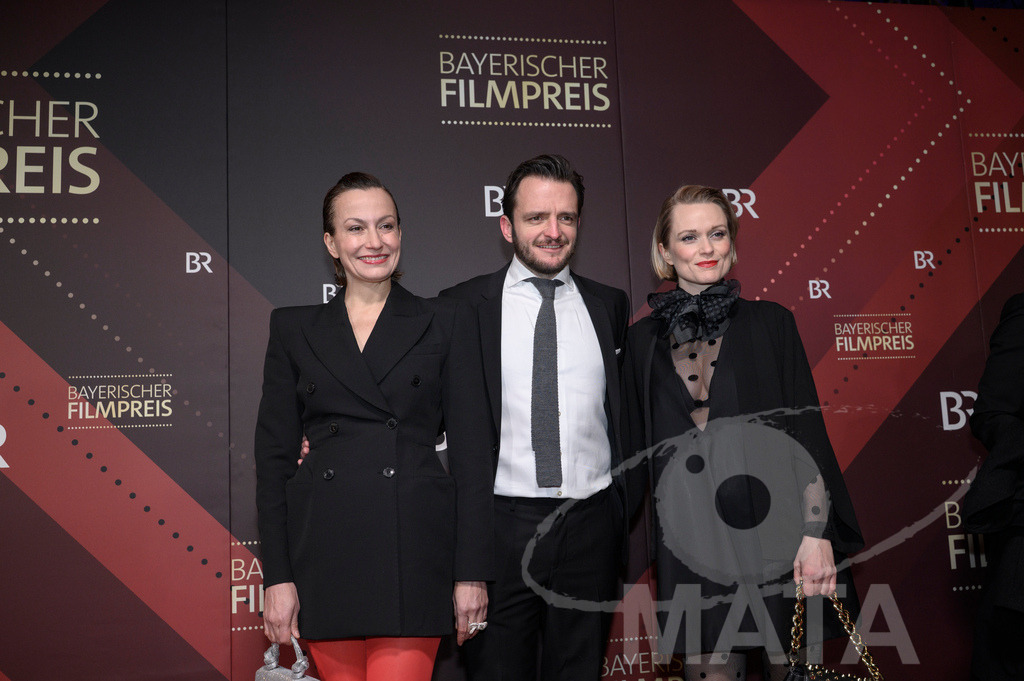 _DWI4963 | Kathrin Anna Stahl, Tommy Schwimmer und Sina Wilke bei der Verleihung des 47. Bayerischen Filmpreises 2026  im Prinzregententheater. München, Deutschland. Der Bayerische Filmpreis wird seit 1979 von der Bayerischen Staatsregierung verliehen, um die Bedeutung des Kinofilms als Kulturgut herauszustellen - Realisiert mit Pictrs.com