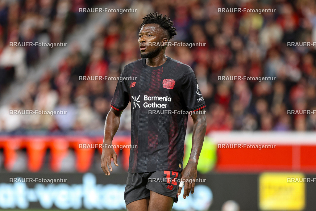 Bayer 04 Leverkusen vs Eintracht Frankfurt - Bundesliga  | Leverkusen, Deutschland, 12.09.25:   Edmond Faycial Tapsoba (Bayer 04 Leverkusen) schaut waehrend des Spiels der Bundesliga zwischen  Bayer 04 Leverkusen vs Eintracht Frankfurt in der BayArena(Foto von Brauer-Fotoagentur / Adrian Schlueter)