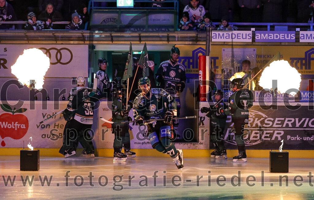 2025-12-23_012_TSV_Erding_gegen_Heilbronner_Falken | Erding, Deutschland, 23.12.2025:Eishockey, Oberliga Süd 2025 / 2026, 29. Spieltag, TSV Erding gegen Heilbronner Falken, Endergebnis: 5:4Mark Waldhausen (Erding Gladiators, #27)Foto: Christian Riedel / fotografie-riedel.net