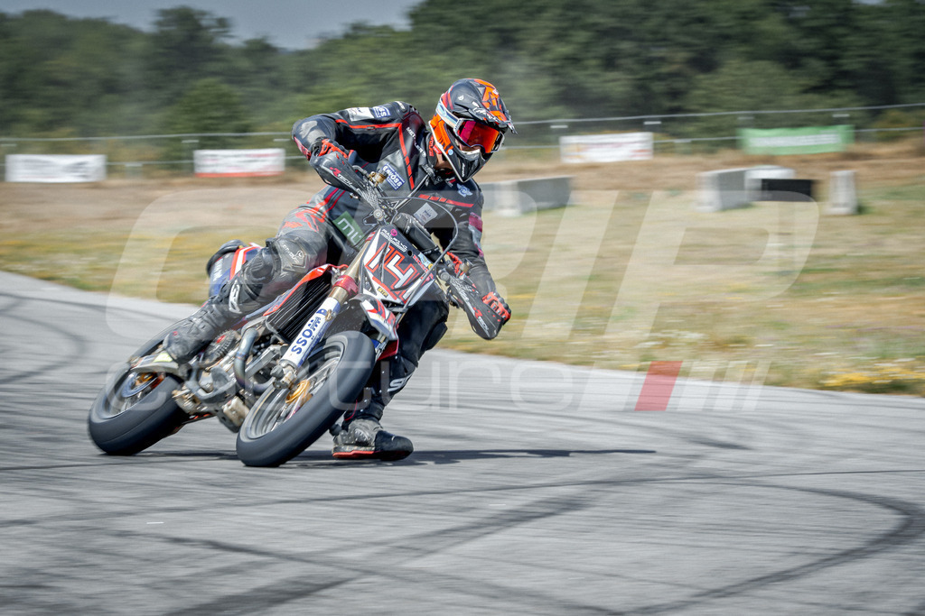 SuperMoto_Staatsmeisterschaft_Fuglau-792 | GRIPcapture steht für authentische Sportfotografie in Österreich – für Momente, die mehr sind als Geschwindigkeit oder Ergebnis. Es geht um Emotion, Spannung, Fokus und den Augenblick, der oft nur einen Wimpernschlag dauert.Ob Motorsport, Teamsport oder 