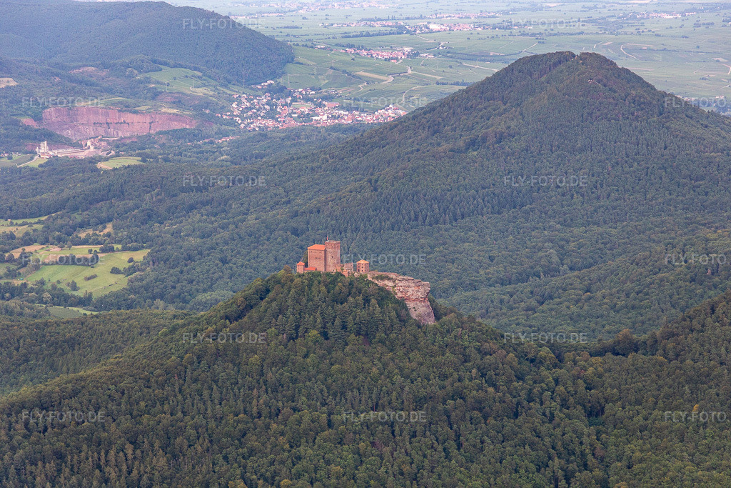 Luftbild: Burg Trifels im Ortsteil Bindersbach in Annweiler im Bundesland Rheinland-Pfalz in Deutschland. Foto: IMG_128475.jpg vom 21.08.2021 durch Werner Riehm/FLY-FOTO.de