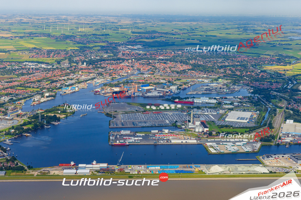 Hafen Emden Bild- Das Luftbild wurde 2025 vom UL-Flugzeug heraus erstellt ( keine Drohne bzw. Drohnenaufnahme ) - Hochauflösende Luftaufnahme -Nicht vergleichbar mit Google Maps oder Satelittenbilder- Die Geschenkidee !Mit Lizenz und Bildrechte bestellbar - CC