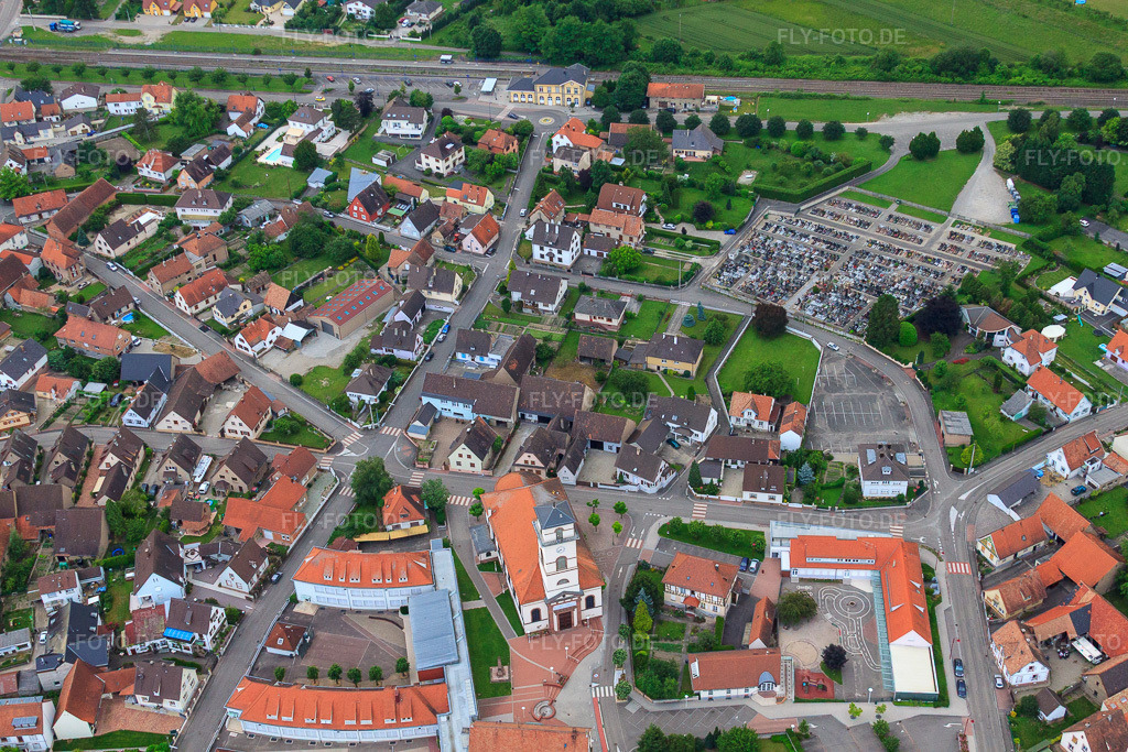 Luftbild: Dorfzentrum mit Paroisse Saint-Matthieu, Ecole Elémentaire Jacques Gachot und Ecole Maternelle in Drusenheim im Bundesland Bas-Rhin in Frankreich. – Foto: IMG_28835.jpg vom 14.06.2010 durch Werner Riehm/FLY-FOTO.de – Auflösung des Originals: 4752 x 3168 px