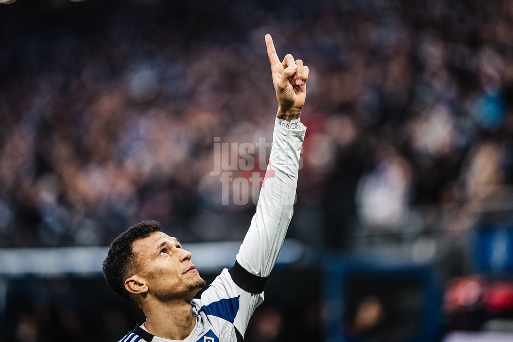 Fußball | Männer | Saison 2024/2025 | 2. Fußball-Bundesliga | 17. Spieltag | Hamburger SV vs. SpVgg Greuther Fürth | 21.12.2024 | Davie Selke (#27, HSV) mit einer Geste an Gott nach seinem Tor