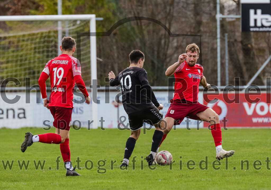2024-02-24_013_FC_Schwaig_gegen_TSV_1880_Wasserburg | Oberding, Deutschland, 24.02.2024:
Fußball, 2. Runde Qualifikation TOTO-Pokal 2023 / 2024, 1. Spieltag, FC Schwaig gegen TSV 1880 Wasserburg, Endergebnis: 2:3

Michael Barthuber (TSV 1880 Wasserburg, #19), Vincent Sommer (FC Schwaig, #10), Dominik Brich (TSV 1880 Wasserburg, #13)

Foto: Christian Riedel / fotografie-riedel.net