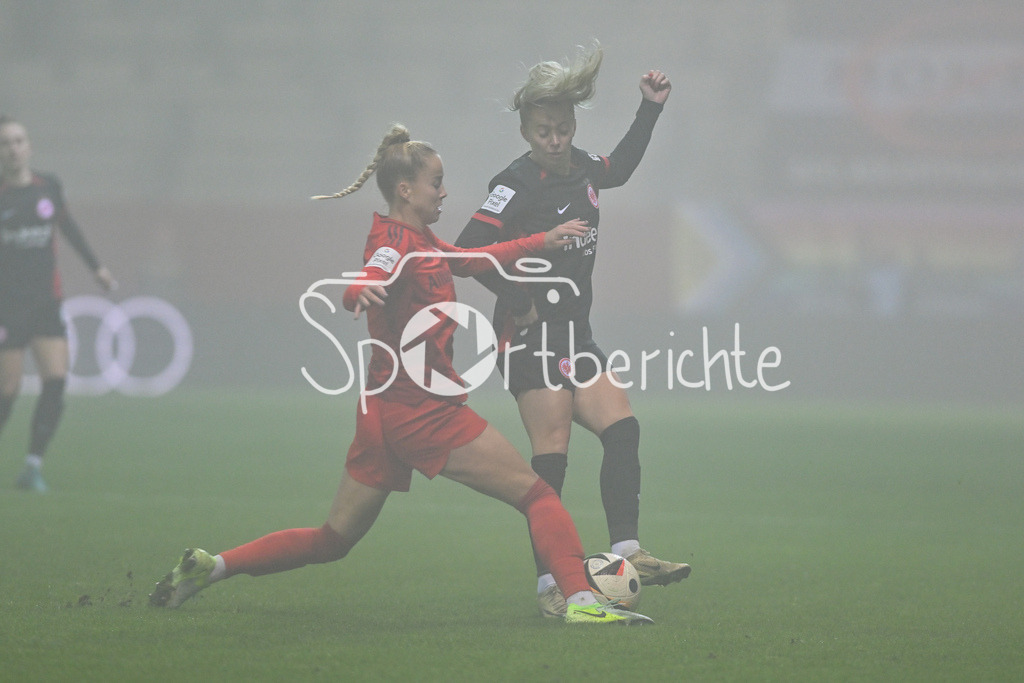 FC Bayern München Frauen - SG Eintracht Frankfurt Frauen | im Duell Giulia GWINN (FCB #7) und Nina LUEHRSSEN (Eintracht Frankfurt 11) / Zweikampf / Nebel / Google Pixel Frauen Bundesliga: FC Bayern Muenchen - Eintracht Frankfurt, FC Bayern Campus am 04.11.2024